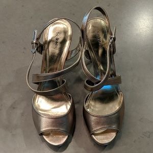 Metallic strappy sandals size 7.5